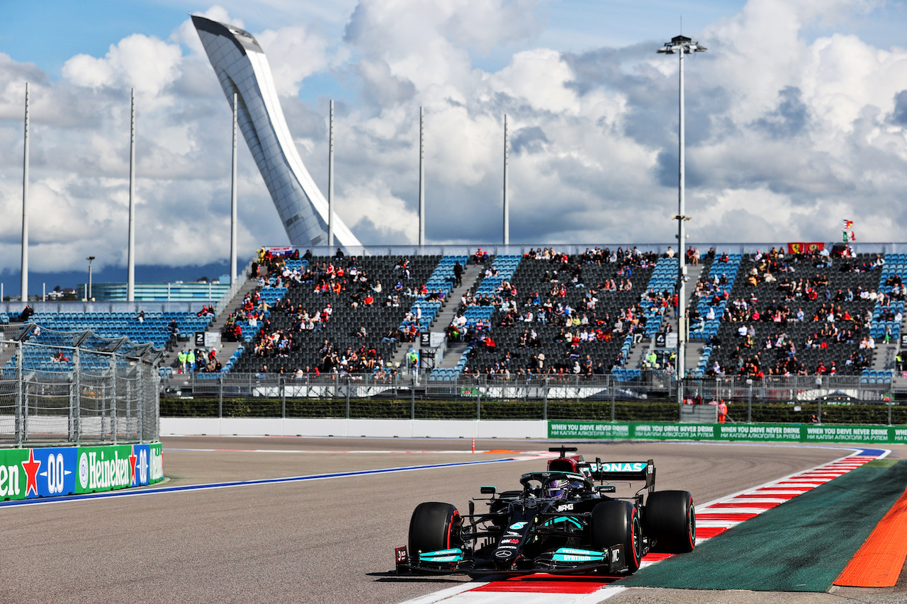 GP RUSSIA, Lewis Hamilton (GBR) Mercedes AMG F1 W12.
24.09.2021. Formula 1 World Championship, Rd 15, Russian Grand Prix, Sochi Autodrom, Sochi, Russia, Practice Day.
- www.xpbimages.com, EMail: requests@xpbimages.com © Copyright: Batchelor / XPB Images