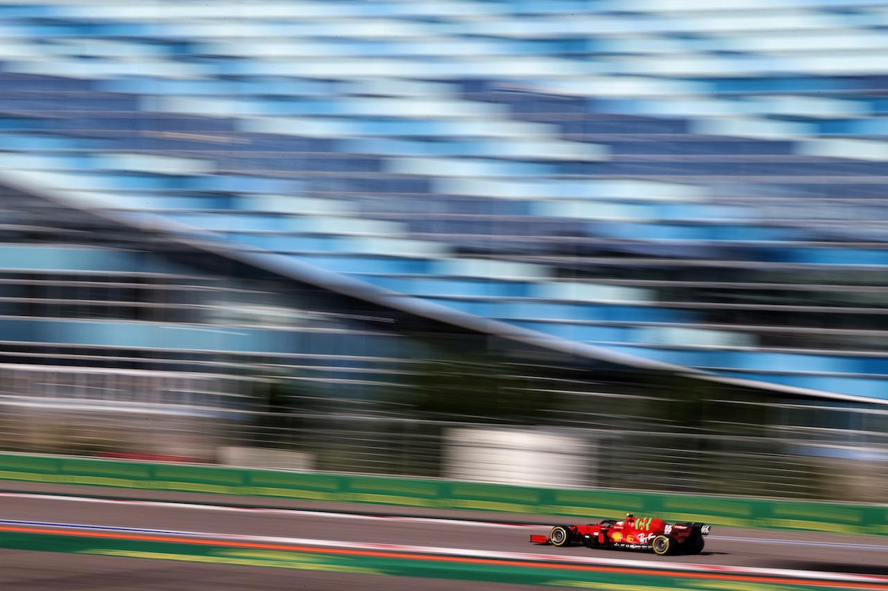 GP RUSSIA, Carlos Sainz Jr (ESP) Ferrari SF-21.
24.09.2021. Formula 1 World Championship, Rd 15, Russian Grand Prix, Sochi Autodrom, Sochi, Russia, Practice Day.
- www.xpbimages.com, EMail: requests@xpbimages.com © Copyright: Moy / XPB Images