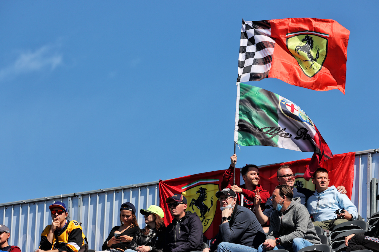 GP RUSSIA, Circuit Atmosfera - fans in the grandstand.
24.09.2021. Formula 1 World Championship, Rd 15, Russian Grand Prix, Sochi Autodrom, Sochi, Russia, Practice Day.
- www.xpbimages.com, EMail: requests@xpbimages.com © Copyright: Batchelor / XPB Images