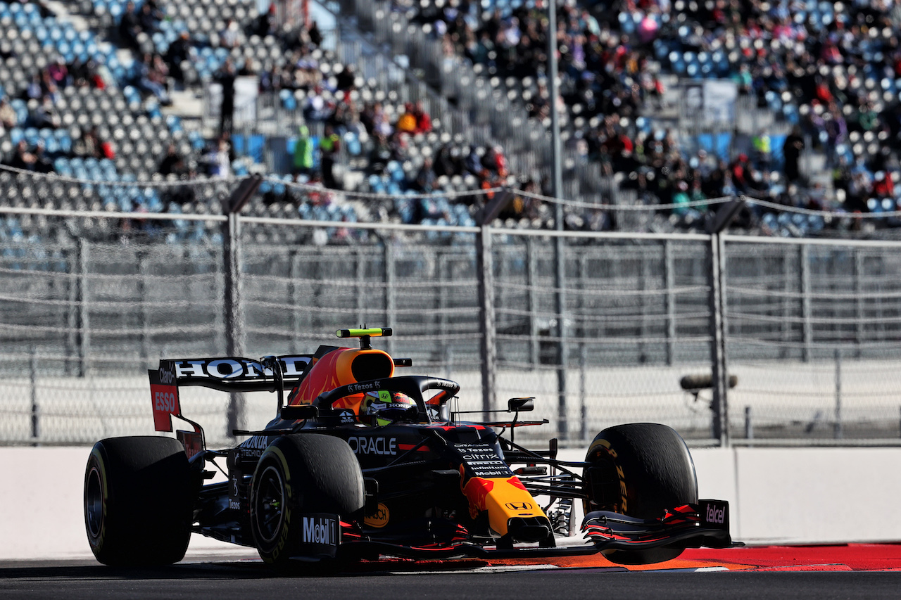 GP RUSSIA, Sergio Perez (MEX) Red Bull Racing RB16B.
24.09.2021. Formula 1 World Championship, Rd 15, Russian Grand Prix, Sochi Autodrom, Sochi, Russia, Practice Day.
- www.xpbimages.com, EMail: requests@xpbimages.com © Copyright: Batchelor / XPB Images