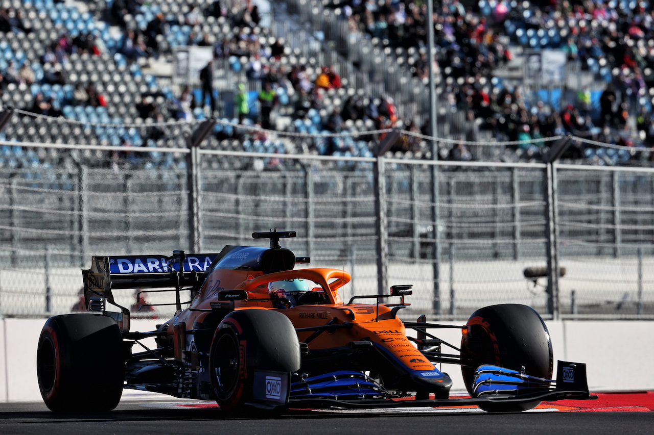 GP RUSSIA, Daniel Ricciardo (AUS) McLaren MCL35M.
24.09.2021. Formula 1 World Championship, Rd 15, Russian Grand Prix, Sochi Autodrom, Sochi, Russia, Practice Day.
- www.xpbimages.com, EMail: requests@xpbimages.com © Copyright: Batchelor / XPB Images