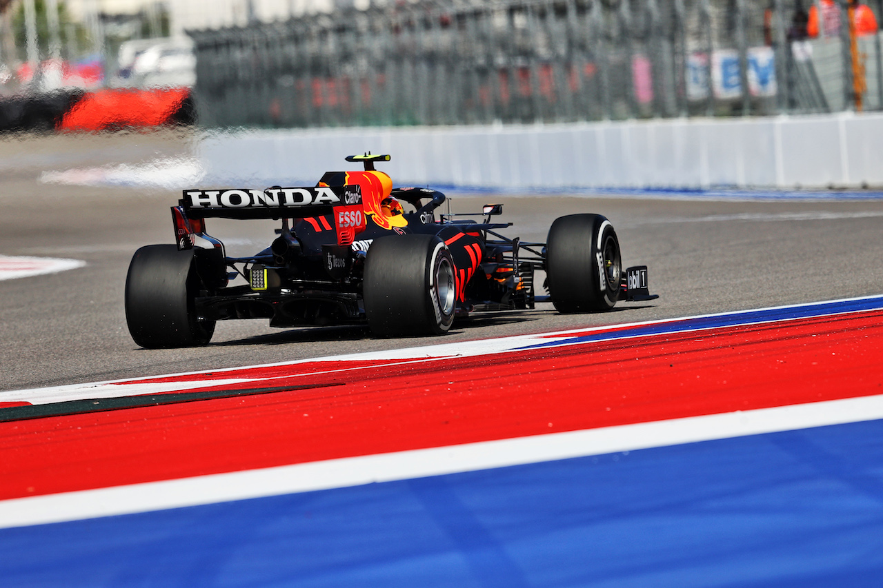 GP RUSSIA, Sergio Perez (MEX) Red Bull Racing RB16B.
24.09.2021. Formula 1 World Championship, Rd 15, Russian Grand Prix, Sochi Autodrom, Sochi, Russia, Practice Day.
- www.xpbimages.com, EMail: requests@xpbimages.com © Copyright: Moy / XPB Images