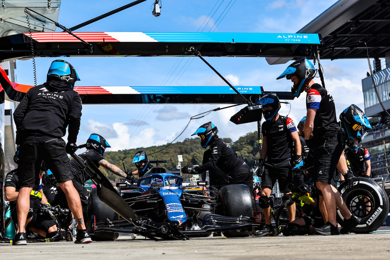 GP RUSSIA, Fernando Alonso (ESP) Alpine F1 Team A521 in the pits.
24.09.2021. Formula 1 World Championship, Rd 15, Russian Grand Prix, Sochi Autodrom, Sochi, Russia, Practice Day.
- www.xpbimages.com, EMail: requests@xpbimages.com © Copyright: Charniaux / XPB Images