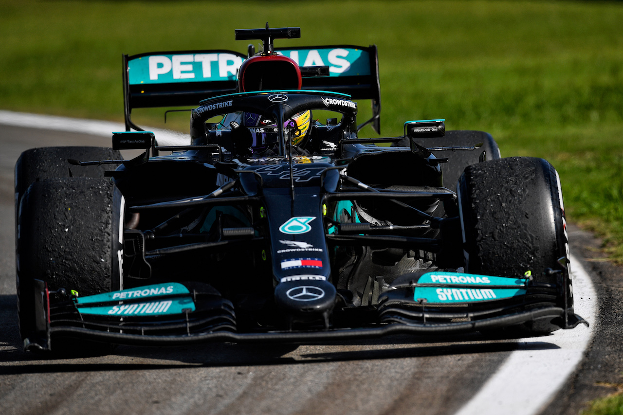GP SAN PAOLO, Gara winner Lewis Hamilton (GBR) Mercedes AMG F1 W12 stops at the end of the race to collect a Brazilian flag.
14.11.2021. Formula 1 World Championship, Rd 19, Brazilian Grand Prix, Sao Paulo, Brazil, Gara Day.
- www.xpbimages.com, EMail: requests@xpbimages.com © Copyright: Carezzevoli / XPB Images