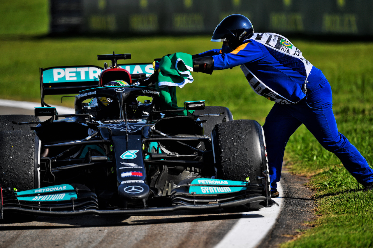 GP SAN PAOLO, Gara winner Lewis Hamilton (GBR) Mercedes AMG F1 W12 stops at the end of the race to collect a Brazilian flag.
14.11.2021. Formula 1 World Championship, Rd 19, Brazilian Grand Prix, Sao Paulo, Brazil, Gara Day.
- www.xpbimages.com, EMail: requests@xpbimages.com © Copyright: Carezzevoli / XPB Images
