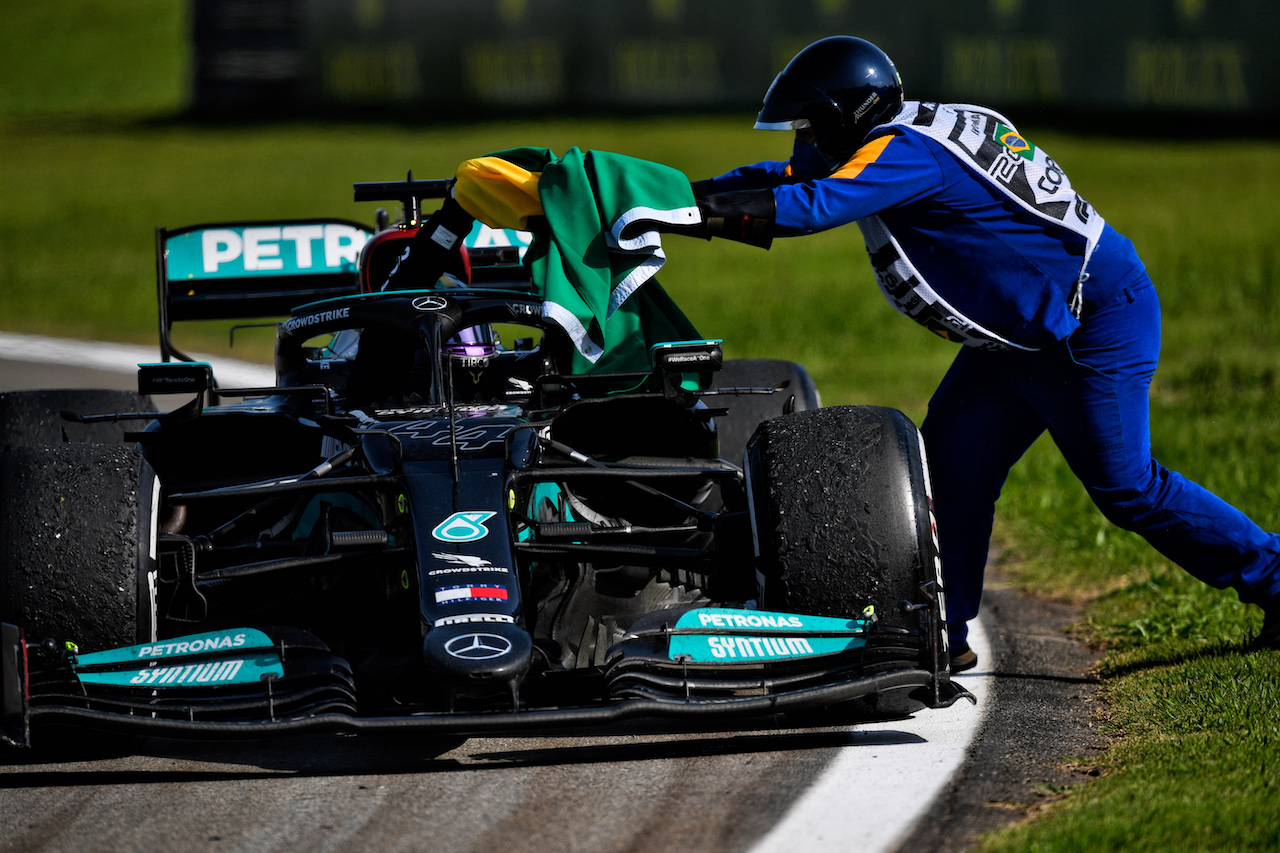 GP SAN PAOLO, Gara winner Lewis Hamilton (GBR) Mercedes AMG F1 W12 stops at the end of the race to collect a Brazilian flag.
14.11.2021. Formula 1 World Championship, Rd 19, Brazilian Grand Prix, Sao Paulo, Brazil, Gara Day.
- www.xpbimages.com, EMail: requests@xpbimages.com © Copyright: Carezzevoli / XPB Images