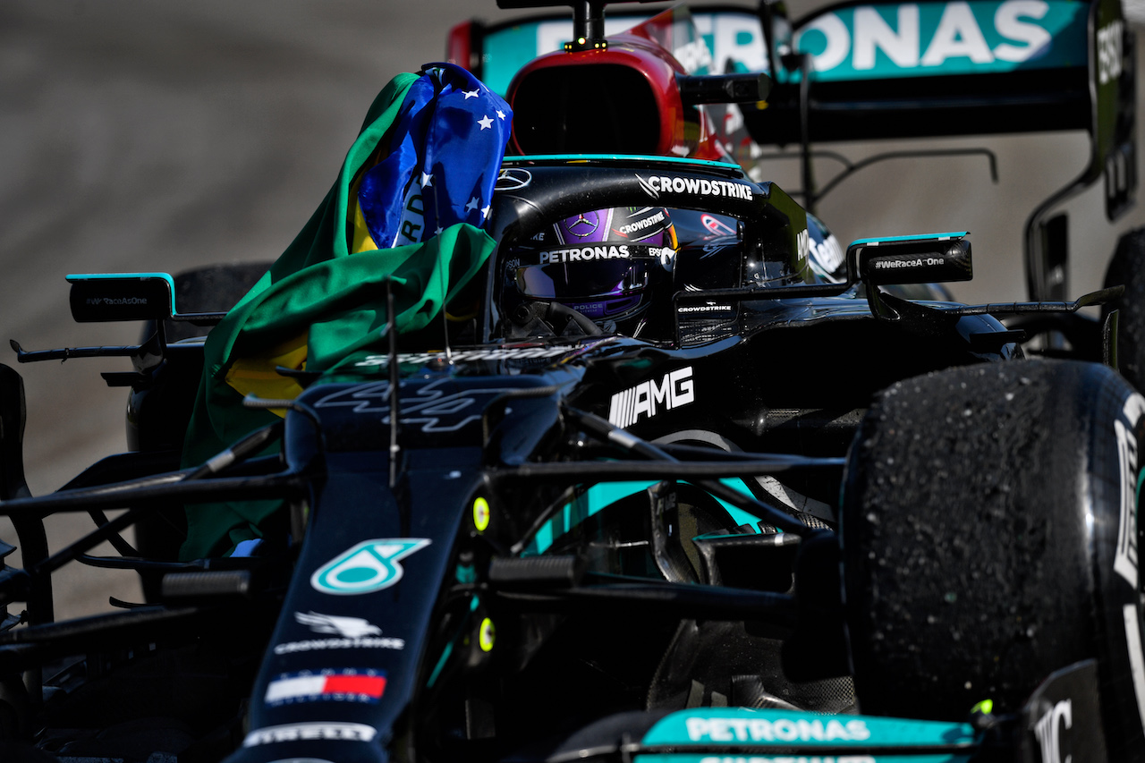 GP SAN PAOLO, Gara winner Lewis Hamilton (GBR) Mercedes AMG F1 W12 stops at the end of the race to collect a Brazilian flag.
14.11.2021. Formula 1 World Championship, Rd 19, Brazilian Grand Prix, Sao Paulo, Brazil, Gara Day.
- www.xpbimages.com, EMail: requests@xpbimages.com © Copyright: Carezzevoli / XPB Images
