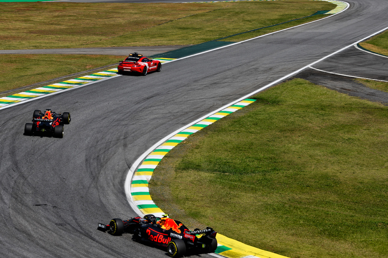 GP SAN PAOLO, Max Verstappen (NLD) Red Bull Racing RB16B davanti a behind the Mercedes FIA Safety Car.
14.11.2021. Formula 1 World Championship, Rd 19, Brazilian Grand Prix, Sao Paulo, Brazil, Gara Day.
- www.xpbimages.com, EMail: requests@xpbimages.com © Copyright: Carezzevoli / XPB Images