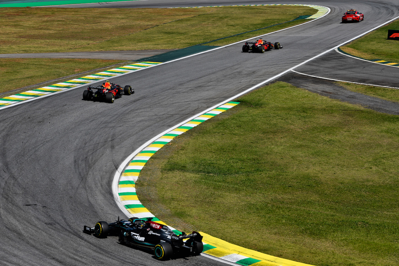 GP SAN PAOLO, Max Verstappen (NLD) Red Bull Racing RB16B davanti a Sergio Perez (MEX) Red Bull Racing RB16B e Lewis Hamilton (GBR) Mercedes AMG F1 W12 behind the Mercedes FIA Safety Car.
14.11.2021. Formula 1 World Championship, Rd 19, Brazilian Grand Prix, Sao Paulo, Brazil, Gara Day.
- www.xpbimages.com, EMail: requests@xpbimages.com © Copyright: Carezzevoli / XPB Images