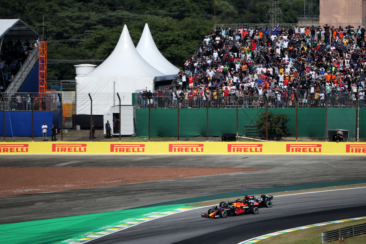 GP SAN PAOLO, Max Verstappen (NLD) Red Bull Racing RB16B e Lewis Hamilton (GBR) Mercedes AMG F1 W12 battle for the davanti a of the race.
14.11.2021. Formula 1 World Championship, Rd 19, Brazilian Grand Prix, Sao Paulo, Brazil, Gara Day.
- www.xpbimages.com, EMail: requests@xpbimages.com © Copyright: XPB Images