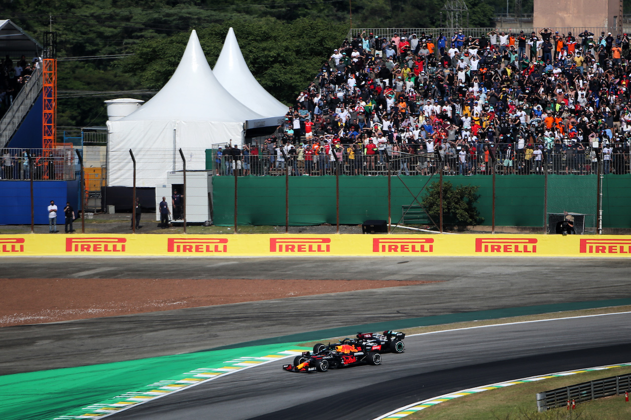 GP SAN PAOLO, Max Verstappen (NLD) Red Bull Racing RB16B e Lewis Hamilton (GBR) Mercedes AMG F1 W12 battle for the davanti a of the race.
14.11.2021. Formula 1 World Championship, Rd 19, Brazilian Grand Prix, Sao Paulo, Brazil, Gara Day.
- www.xpbimages.com, EMail: requests@xpbimages.com © Copyright: XPB Images