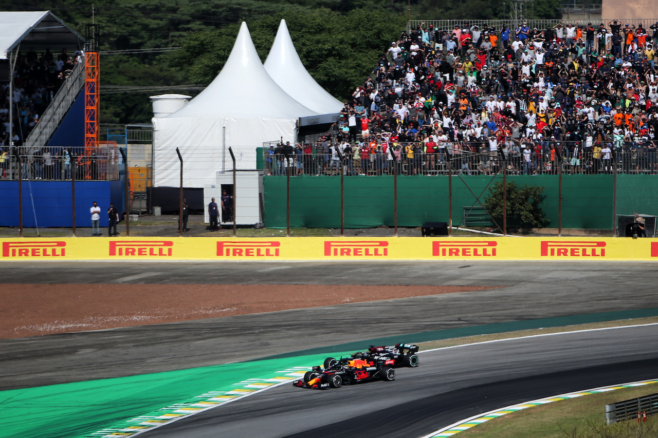GP SAN PAOLO, Max Verstappen (NLD) Red Bull Racing RB16B e Lewis Hamilton (GBR) Mercedes AMG F1 W12 battle for the davanti a of the race.
14.11.2021. Formula 1 World Championship, Rd 19, Brazilian Grand Prix, Sao Paulo, Brazil, Gara Day.
- www.xpbimages.com, EMail: requests@xpbimages.com © Copyright: XPB Images