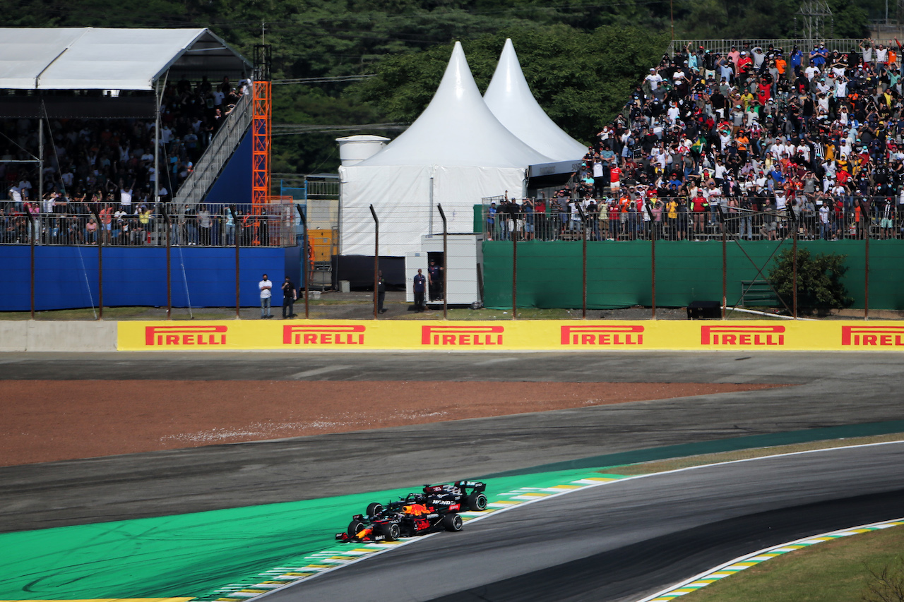 GP SAN PAOLO, Max Verstappen (NLD) Red Bull Racing RB16B e Lewis Hamilton (GBR) Mercedes AMG F1 W12 battle for the davanti a of the race.
14.11.2021. Formula 1 World Championship, Rd 19, Brazilian Grand Prix, Sao Paulo, Brazil, Gara Day.
- www.xpbimages.com, EMail: requests@xpbimages.com © Copyright: XPB Images
