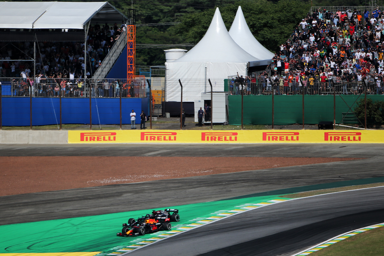 GP SAN PAOLO, Max Verstappen (NLD) Red Bull Racing RB16B e Lewis Hamilton (GBR) Mercedes AMG F1 W12 battle for the davanti a of the race.
14.11.2021. Formula 1 World Championship, Rd 19, Brazilian Grand Prix, Sao Paulo, Brazil, Gara Day.
- www.xpbimages.com, EMail: requests@xpbimages.com © Copyright: XPB Images