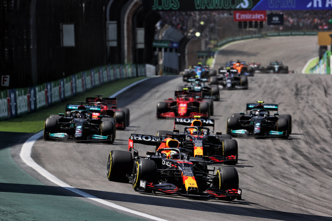 GP SAN PAOLO, Max Verstappen (NLD) Red Bull Racing RB16B davanti a at the Safety Car repartenza.
14.11.2021. Formula 1 World Championship, Rd 19, Brazilian Grand Prix, Sao Paulo, Brazil, Gara Day.
- www.xpbimages.com, EMail: requests@xpbimages.com © Copyright: Batchelor / XPB Images