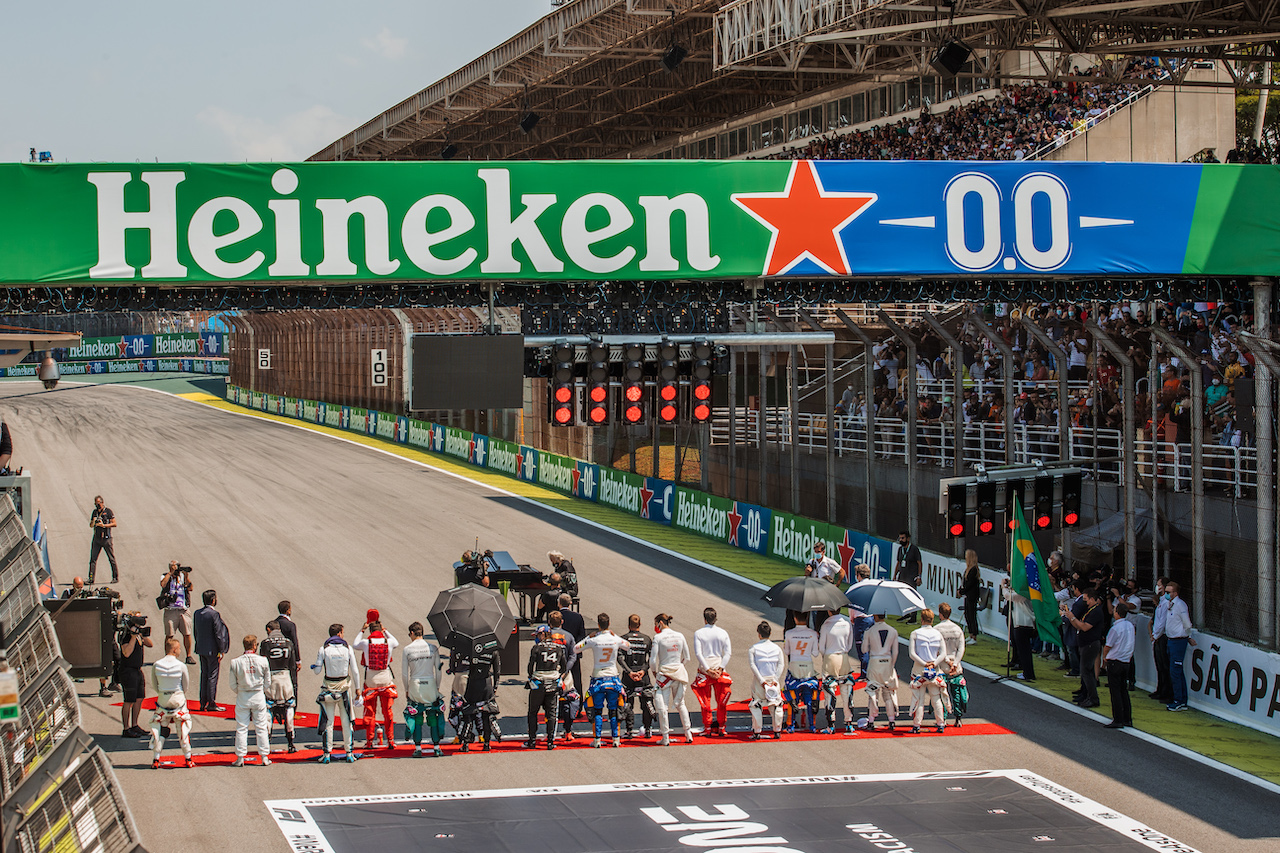 GP SAN PAOLO, Drivers as the grid observes the national anthem.
14.11.2021. Formula 1 World Championship, Rd 19, Brazilian Grand Prix, Sao Paulo, Brazil, Gara Day.
- www.xpbimages.com, EMail: requests@xpbimages.com © Copyright: Batchelor / XPB Images