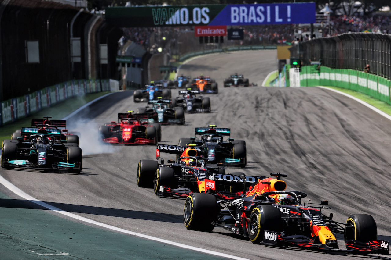 GP SAN PAOLO, Max Verstappen (NLD) Red Bull Racing RB16B davanti a at the Safety Car repartenza.
14.11.2021. Formula 1 World Championship, Rd 19, Brazilian Grand Prix, Sao Paulo, Brazil, Gara Day.
- www.xpbimages.com, EMail: requests@xpbimages.com © Copyright: Batchelor / XPB Images