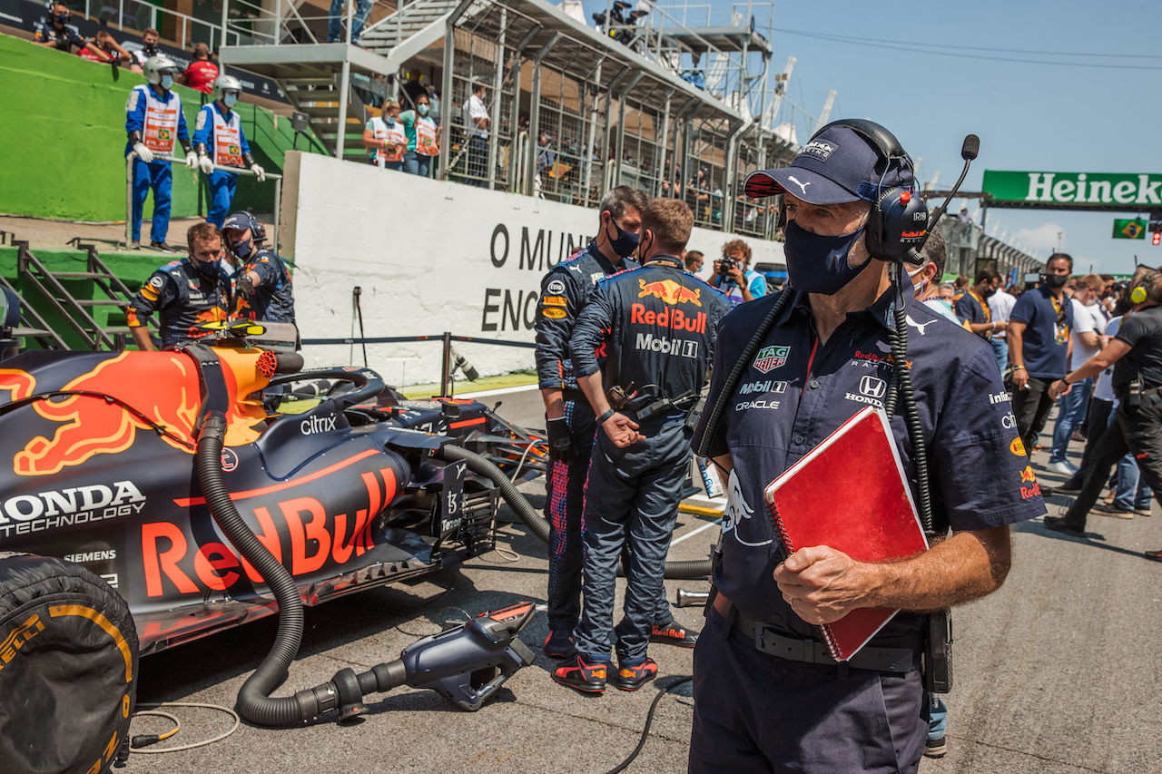 GP SAN PAOLO, Adrian Newey (GBR) Red Bull Racing Chief Technical Officer on the grid. 
14.11.2021. Formula 1 World Championship, Rd 19, Brazilian Grand Prix, Sao Paulo, Brazil, Gara Day.
- www.xpbimages.com, EMail: requests@xpbimages.com © Copyright: Batchelor / XPB Images