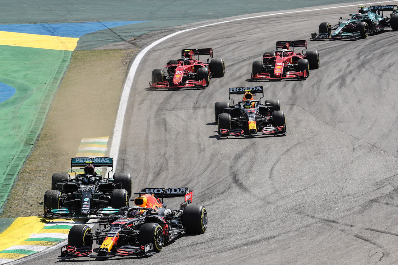 GP SAN PAOLO, Max Verstappen (NLD) Red Bull Racing RB16B davanti a Valtteri Bottas (FIN) Mercedes AMG F1 W12 at the partenza of the race.
14.11.2021. Formula 1 World Championship, Rd 19, Brazilian Grand Prix, Sao Paulo, Brazil, Gara Day.
- www.xpbimages.com, EMail: requests@xpbimages.com © Copyright: Charniaux / XPB Images