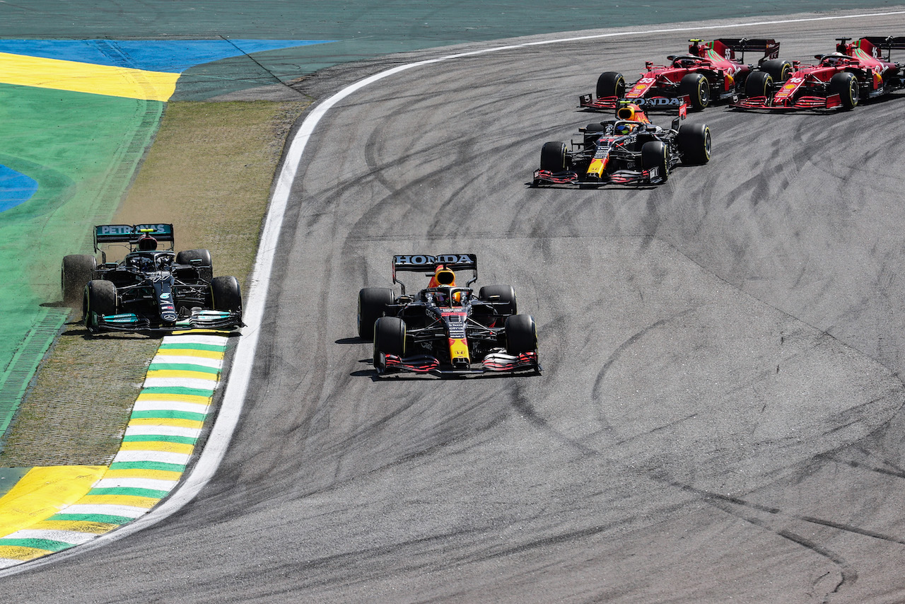 GP SAN PAOLO, Max Verstappen (NLD) Red Bull Racing RB16B davanti a Valtteri Bottas (FIN) Mercedes AMG F1 W12 at the partenza of the race.
14.11.2021. Formula 1 World Championship, Rd 19, Brazilian Grand Prix, Sao Paulo, Brazil, Gara Day.
- www.xpbimages.com, EMail: requests@xpbimages.com © Copyright: Charniaux / XPB Images