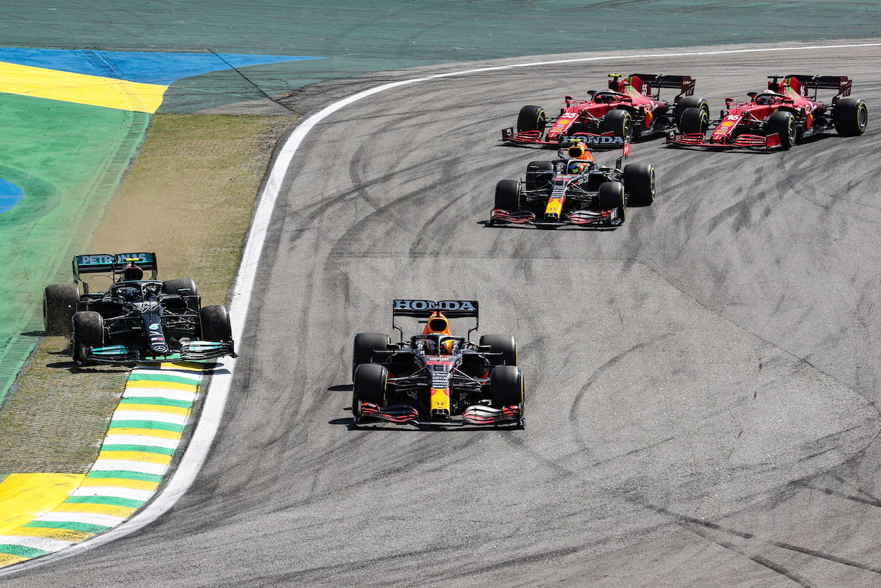 GP SAN PAOLO, Max Verstappen (NLD) Red Bull Racing RB16B davanti a Valtteri Bottas (FIN) Mercedes AMG F1 W12 at the partenza of the race.
14.11.2021. Formula 1 World Championship, Rd 19, Brazilian Grand Prix, Sao Paulo, Brazil, Gara Day.
- www.xpbimages.com, EMail: requests@xpbimages.com © Copyright: Charniaux / XPB Images