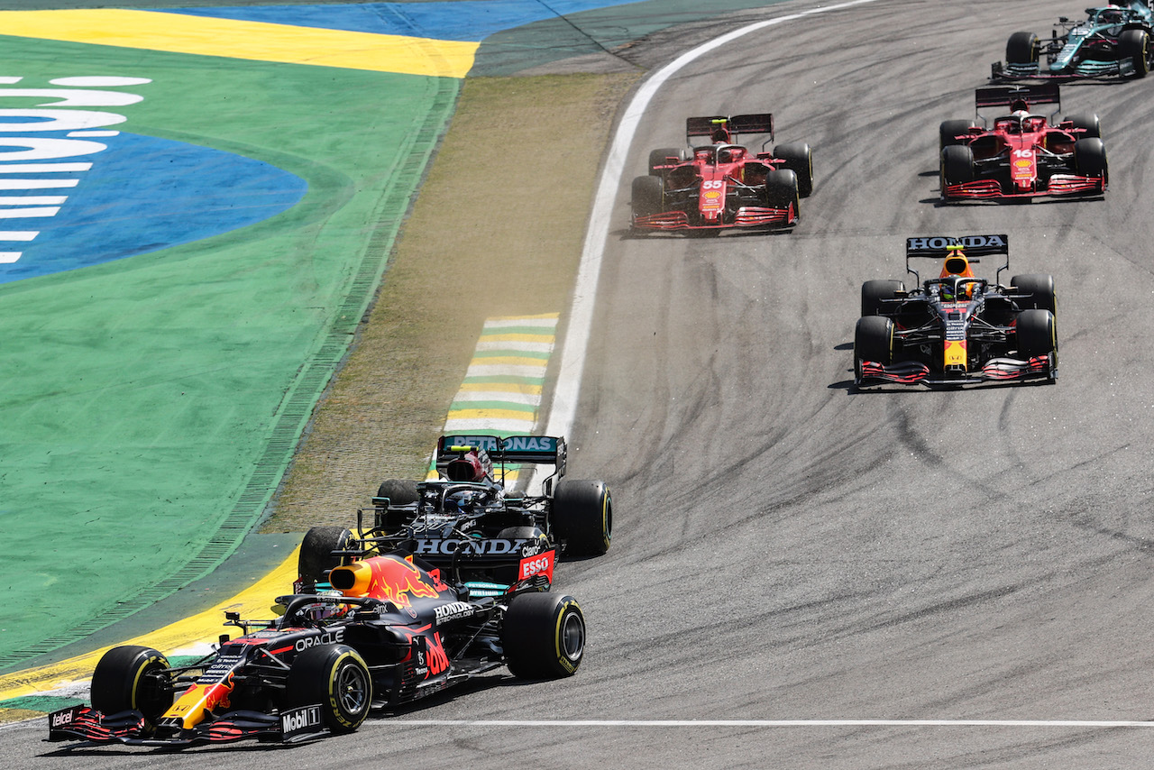 GP SAN PAOLO, Max Verstappen (NLD) Red Bull Racing RB16B davanti a Valtteri Bottas (FIN) Mercedes AMG F1 W12 at the partenza of the race.
14.11.2021. Formula 1 World Championship, Rd 19, Brazilian Grand Prix, Sao Paulo, Brazil, Gara Day.
- www.xpbimages.com, EMail: requests@xpbimages.com © Copyright: Charniaux / XPB Images