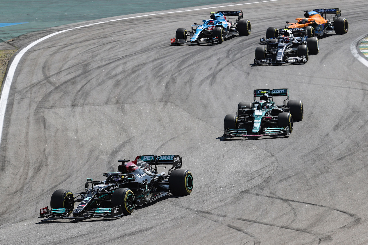 GP SAN PAOLO, Lewis Hamilton (GBR) Mercedes AMG F1 W12 at the partenza of the race.
14.11.2021. Formula 1 World Championship, Rd 19, Brazilian Grand Prix, Sao Paulo, Brazil, Gara Day.
- www.xpbimages.com, EMail: requests@xpbimages.com © Copyright: Charniaux / XPB Images
