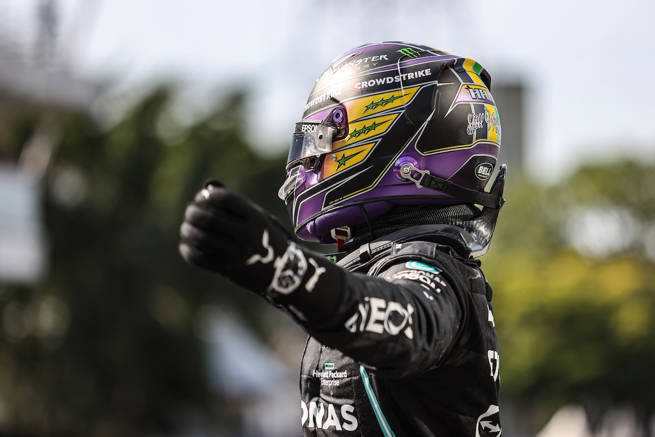 GP SAN PAOLO, Gara winner Lewis Hamilton (GBR) Mercedes AMG F1 W12 celebrates in parc ferme.
14.11.2021. Formula 1 World Championship, Rd 19, Brazilian Grand Prix, Sao Paulo, Brazil, Gara Day.
- www.xpbimages.com, EMail: requests@xpbimages.com © Copyright: Charniaux / XPB Images