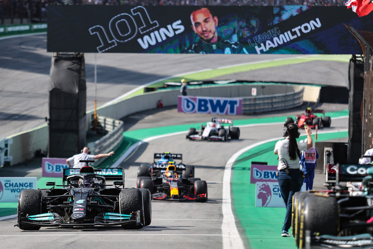 GP SAN PAOLO, Gara winner Lewis Hamilton (GBR) Mercedes AMG F1 W12 enters parc ferme.
14.11.2021. Formula 1 World Championship, Rd 19, Brazilian Grand Prix, Sao Paulo, Brazil, Gara Day.
- www.xpbimages.com, EMail: requests@xpbimages.com © Copyright: Charniaux / XPB Images