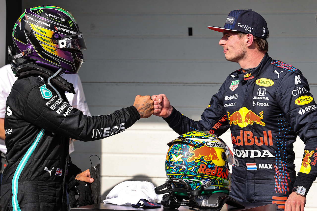 GP SAN PAOLO, (L to R): vincitore Lewis Hamilton (GBR) Mercedes AMG F1 celebrates with second placed Max Verstappen (NLD) Red Bull Racing in parc ferme.
14.11.2021. Formula 1 World Championship, Rd 19, Brazilian Grand Prix, Sao Paulo, Brazil, Gara Day.
- www.xpbimages.com, EMail: requests@xpbimages.com © Copyright: Charniaux / XPB Images