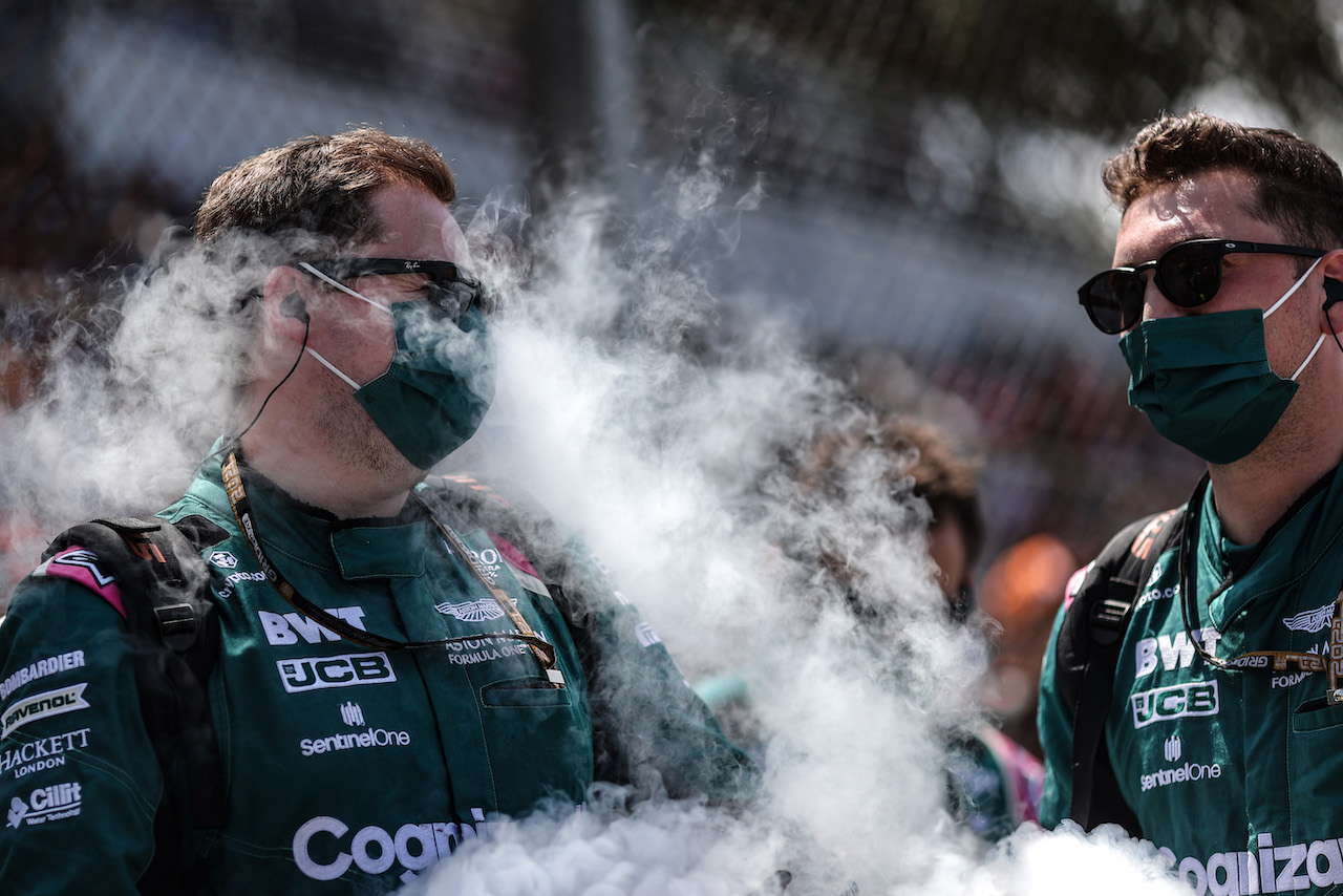 GP SAN PAOLO, Aston Martin F1 Team meccanici on the podium.
14.11.2021. Formula 1 World Championship, Rd 19, Brazilian Grand Prix, Sao Paulo, Brazil, Gara Day.
- www.xpbimages.com, EMail: requests@xpbimages.com © Copyright: Charniaux / XPB Images