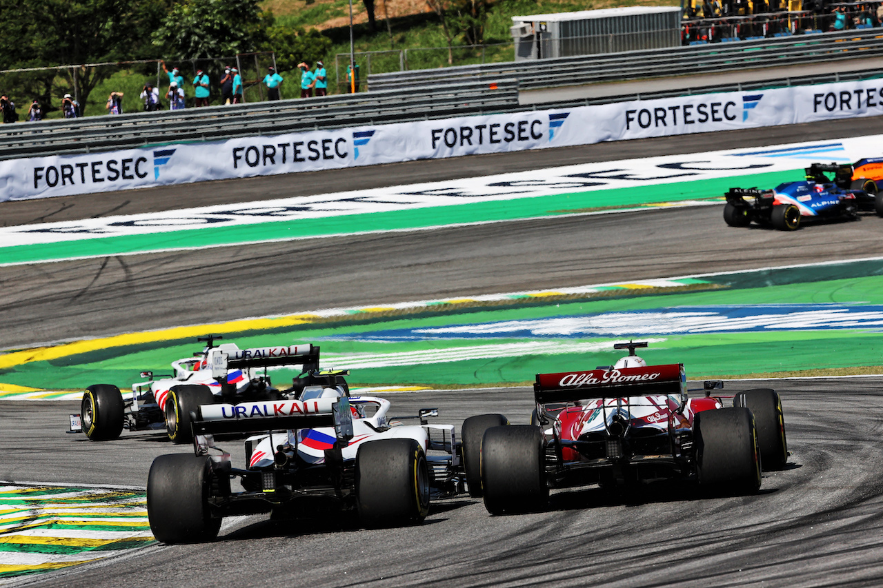 GP SAN PAOLO, Mick Schumacher (GER) Haas VF-21 e Kimi Raikkonen (FIN) Alfa Romeo Racing C41 make contact.
14.11.2021. Formula 1 World Championship, Rd 19, Brazilian Grand Prix, Sao Paulo, Brazil, Gara Day.
- www.xpbimages.com, EMail: requests@xpbimages.com © Copyright: Batchelor / XPB Images