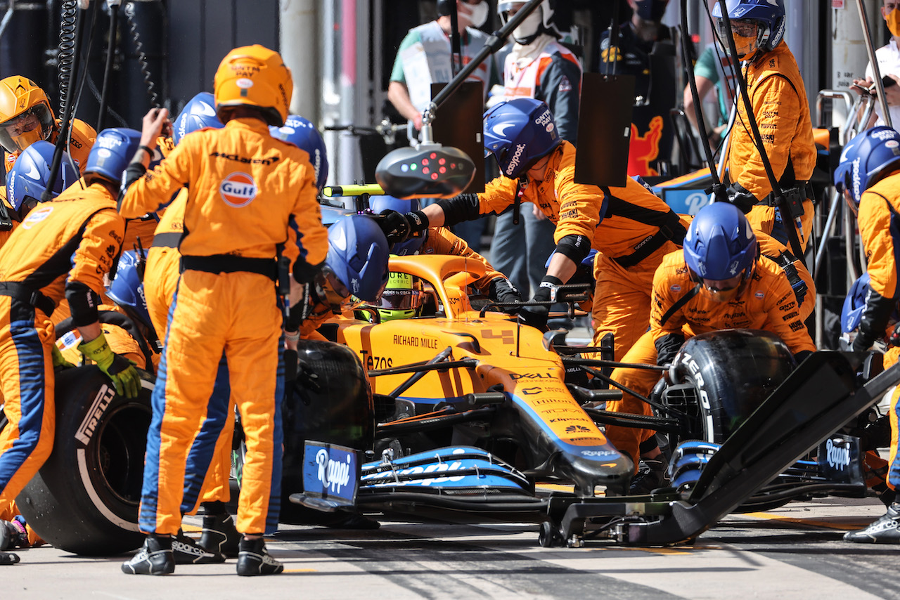 GP SAN PAOLO, Lando Norris (GBR) McLaren MCL35M makes a pit stop.
14.11.2021. Formula 1 World Championship, Rd 19, Brazilian Grand Prix, Sao Paulo, Brazil, Gara Day.
- www.xpbimages.com, EMail: requests@xpbimages.com © Copyright: Charniaux / XPB Images