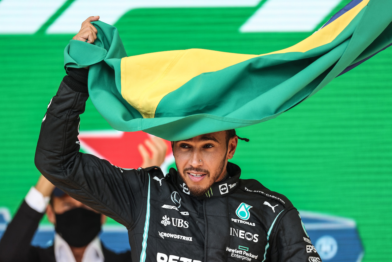 GP SAN PAOLO, Gara winner Lewis Hamilton (GBR) Mercedes AMG F1 celebrates on the podium.
14.11.2021. Formula 1 World Championship, Rd 19, Brazilian Grand Prix, Sao Paulo, Brazil, Gara Day.
- www.xpbimages.com, EMail: requests@xpbimages.com © Copyright: Charniaux / XPB Images