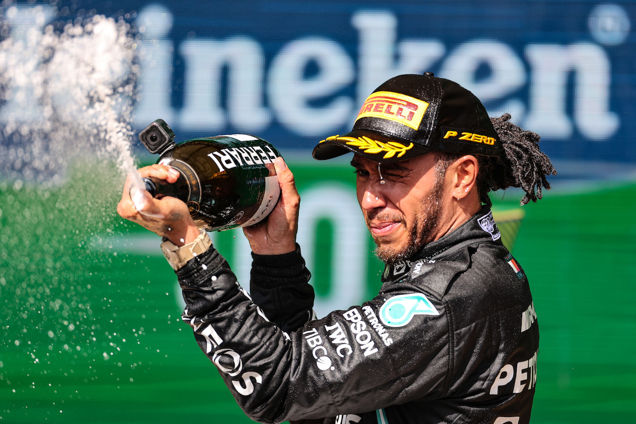 GP SAN PAOLO, Gara winner Lewis Hamilton (GBR) Mercedes AMG F1 celebrates on the podium.
14.11.2021. Formula 1 World Championship, Rd 19, Brazilian Grand Prix, Sao Paulo, Brazil, Gara Day.
- www.xpbimages.com, EMail: requests@xpbimages.com © Copyright: Charniaux / XPB Images