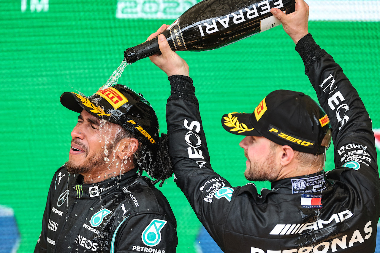 GP SAN PAOLO, Gara winner Lewis Hamilton (GBR) Mercedes AMG F1 celebrates on the podium With third placed team mate Valtteri Bottas (FIN) Mercedes AMG F1.
14.11.2021. Formula 1 World Championship, Rd 19, Brazilian Grand Prix, Sao Paulo, Brazil, Gara Day.
- www.xpbimages.com, EMail: requests@xpbimages.com © Copyright: Charniaux / XPB Images