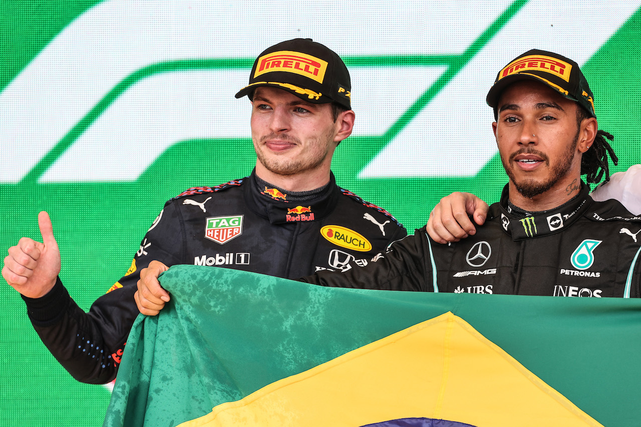 GP SAN PAOLO, (L to R): Second placed Max Verstappen (NLD) Red Bull Racing celebrates on the podium with vincitore Lewis Hamilton (GBR) Mercedes AMG F1.
14.11.2021. Formula 1 World Championship, Rd 19, Brazilian Grand Prix, Sao Paulo, Brazil, Gara Day.
- www.xpbimages.com, EMail: requests@xpbimages.com © Copyright: Charniaux / XPB Images
