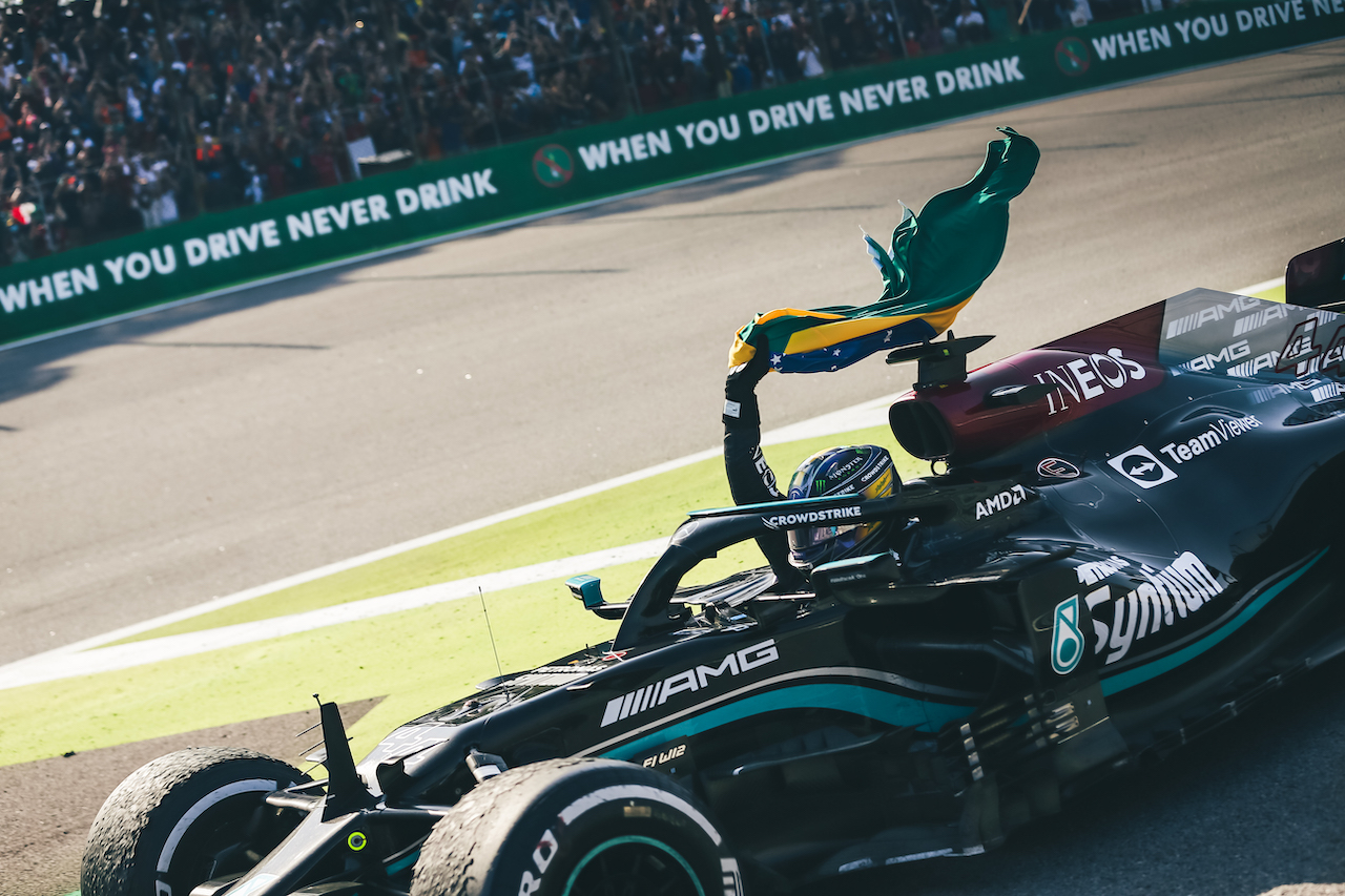 GP SAN PAOLO, Gara winner Lewis Hamilton (GBR) Mercedes AMG F1 W12 celebrates carrying the Brazilian flag at the end of the race.
14.11.2021. Formula 1 World Championship, Rd 19, Brazilian Grand Prix, Sao Paulo, Brazil, Gara Day.
- www.xpbimages.com, EMail: requests@xpbimages.com © Copyright: XPB Images