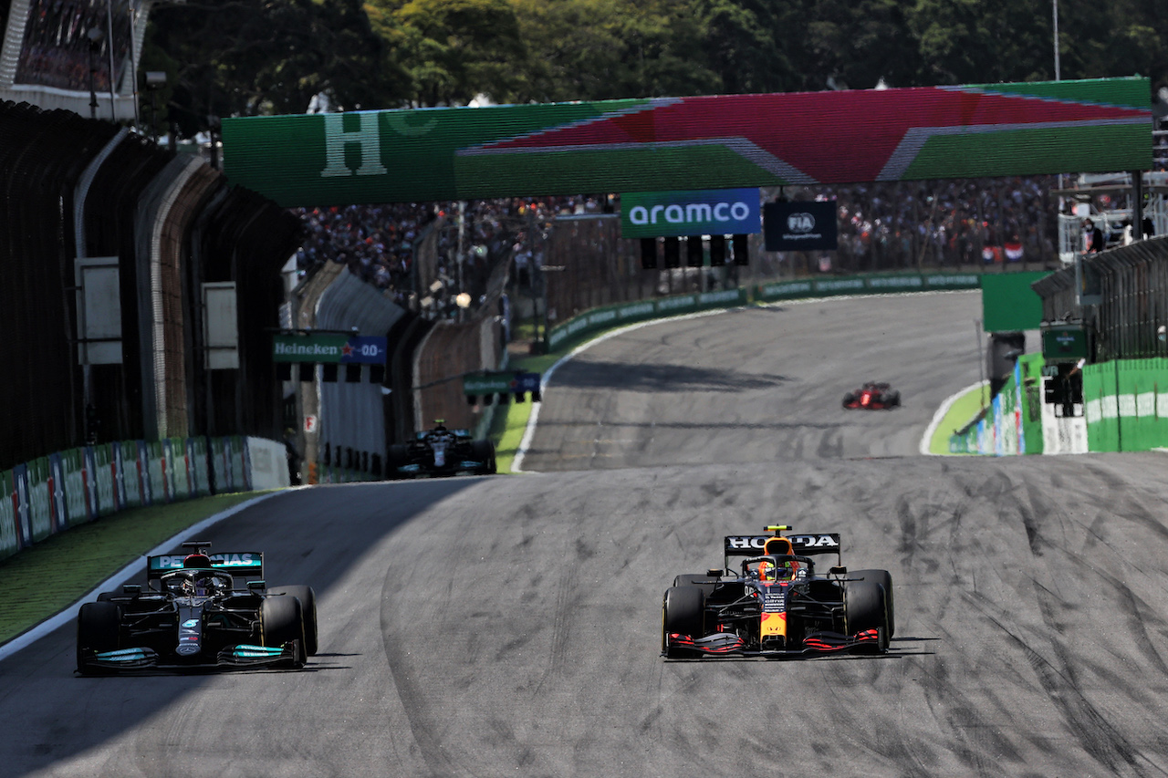 GP SAN PAOLO, (L to R): Lewis Hamilton (GBR) Mercedes AMG F1 W12 e Sergio Perez (MEX) Red Bull Racing RB16B battle for position.
14.11.2021. Formula 1 World Championship, Rd 19, Brazilian Grand Prix, Sao Paulo, Brazil, Gara Day.
- www.xpbimages.com, EMail: requests@xpbimages.com © Copyright: Batchelor / XPB Images