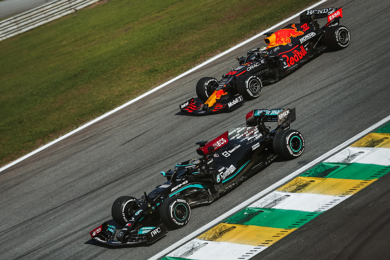 GP SAN PAOLO, Lewis Hamilton (GBR) Mercedes AMG F1 W12 e Max Verstappen (NLD) Red Bull Racing RB16B.
14.11.2021. Formula 1 World Championship, Rd 19, Brazilian Grand Prix, Sao Paulo, Brazil, Gara Day.
- www.xpbimages.com, EMail: requests@xpbimages.com © Copyright: XPB Images