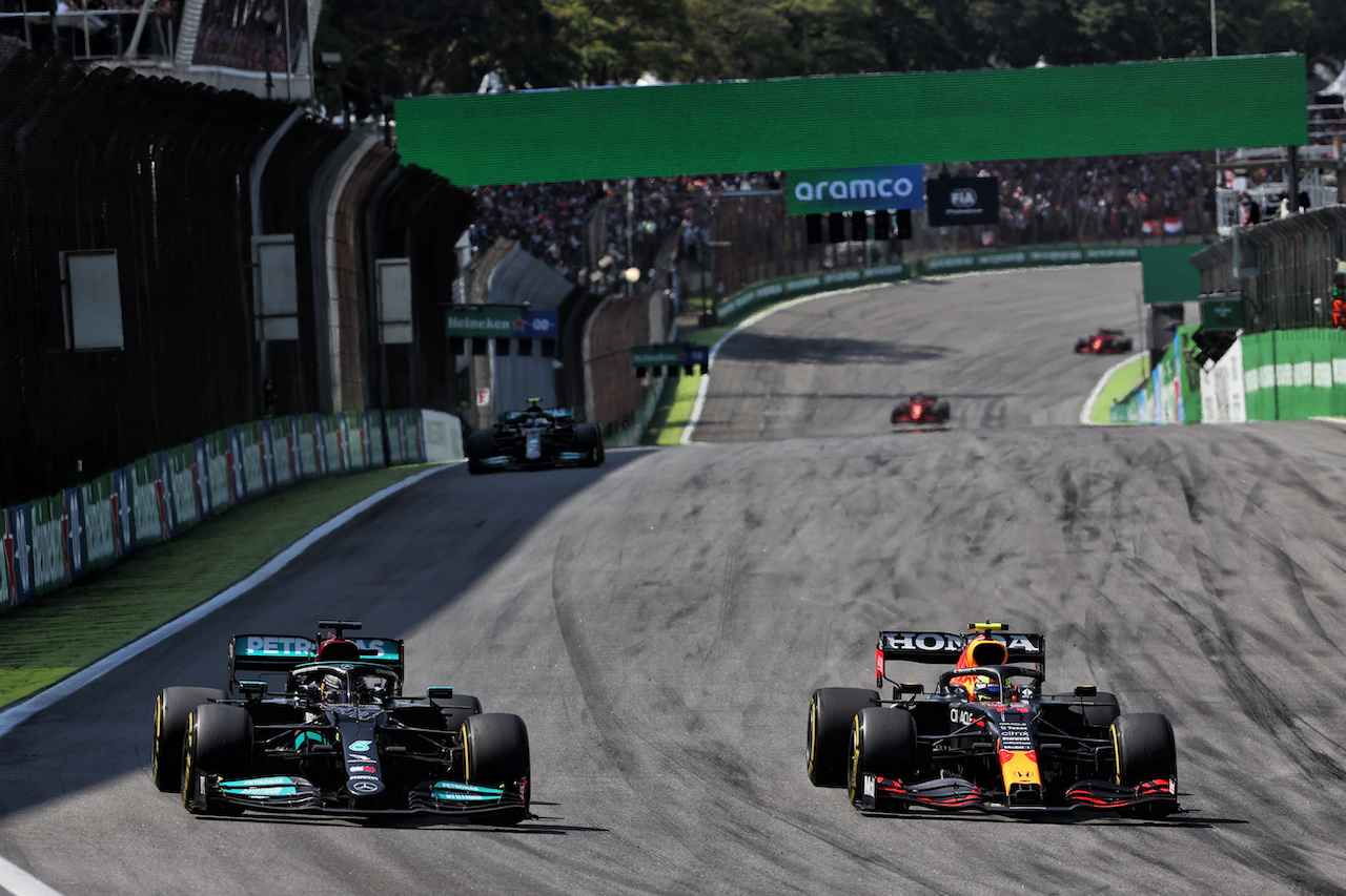 GP SAN PAOLO, (L to R): Lewis Hamilton (GBR) Mercedes AMG F1 W12 e Sergio Perez (MEX) Red Bull Racing RB16B battle for position.
14.11.2021. Formula 1 World Championship, Rd 19, Brazilian Grand Prix, Sao Paulo, Brazil, Gara Day.
- www.xpbimages.com, EMail: requests@xpbimages.com © Copyright: Batchelor / XPB Images
