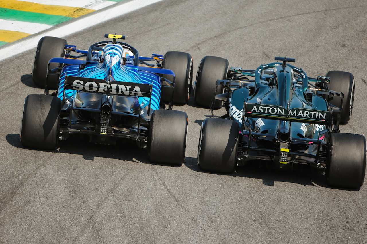 GP SAN PAOLO, (L to R): Nicholas Latifi (CDN) Williams Racing FW43B e Lance Stroll (CDN) Aston Martin F1 Team AMR21 battle for position.
14.11.2021. Formula 1 World Championship, Rd 19, Brazilian Grand Prix, Sao Paulo, Brazil, Gara Day.
- www.xpbimages.com, EMail: requests@xpbimages.com © Copyright: XPB Images