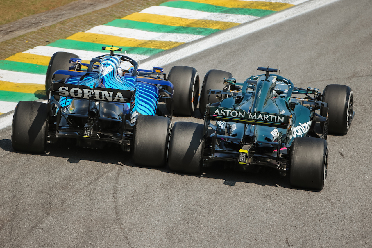 GP SAN PAOLO, (L to R): Nicholas Latifi (CDN) Williams Racing FW43B e Lance Stroll (CDN) Aston Martin F1 Team AMR21 battle for position.
14.11.2021. Formula 1 World Championship, Rd 19, Brazilian Grand Prix, Sao Paulo, Brazil, Gara Day.
- www.xpbimages.com, EMail: requests@xpbimages.com © Copyright: XPB Images