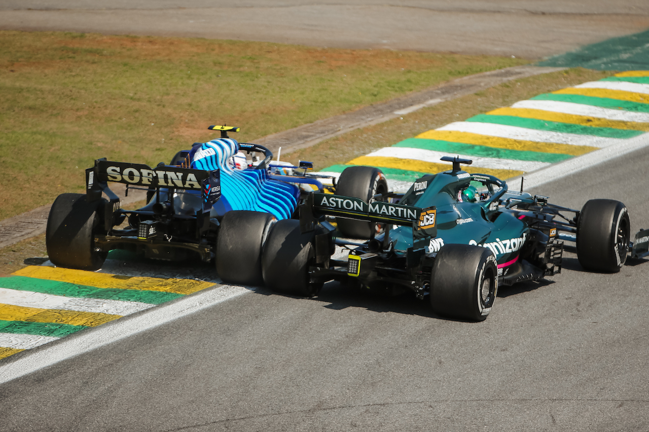 GP SAN PAOLO, (L to R): Nicholas Latifi (CDN) Williams Racing FW43B e Lance Stroll (CDN) Aston Martin F1 Team AMR21 battle for position.
14.11.2021. Formula 1 World Championship, Rd 19, Brazilian Grand Prix, Sao Paulo, Brazil, Gara Day.
- www.xpbimages.com, EMail: requests@xpbimages.com © Copyright: XPB Images