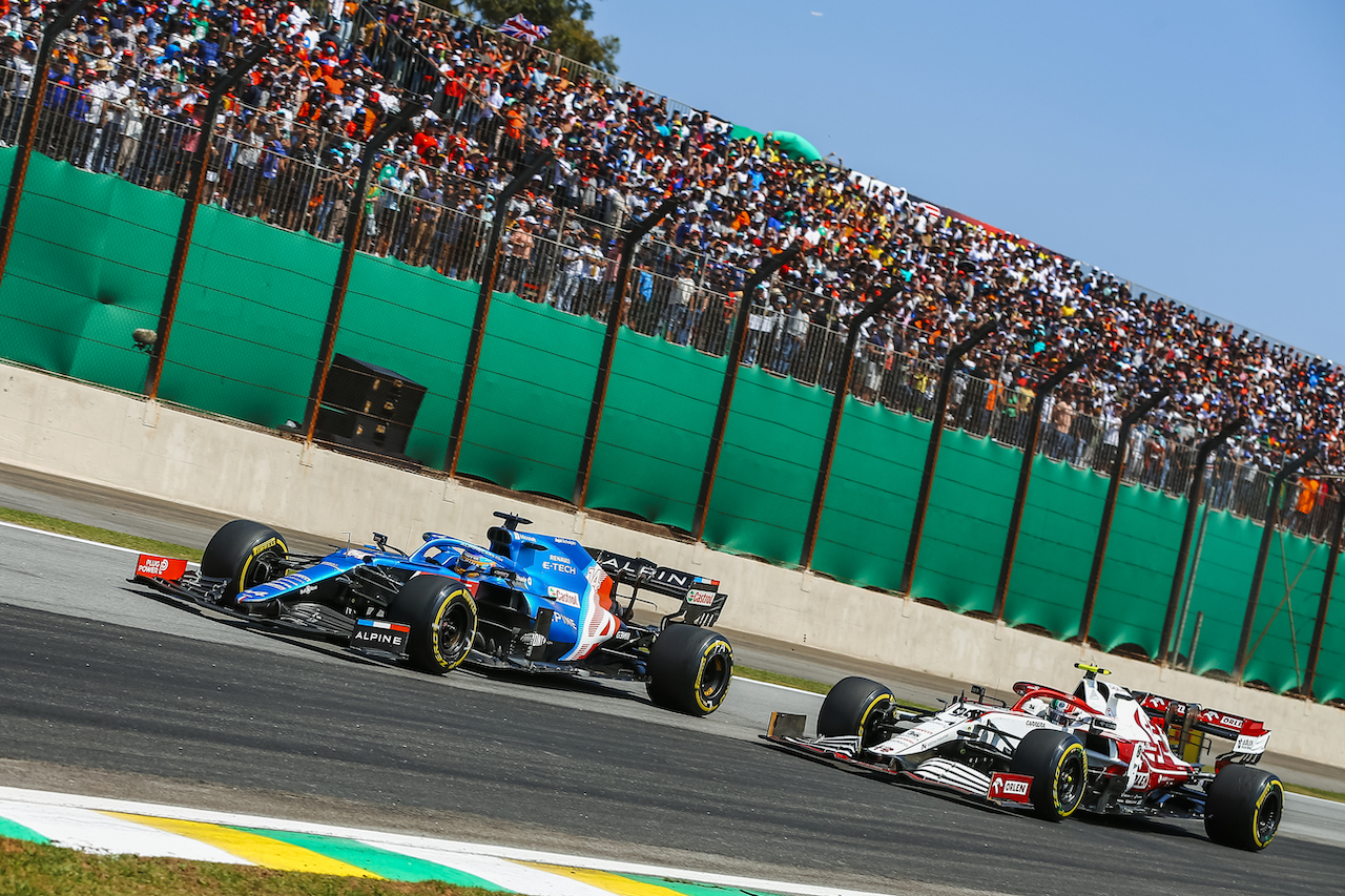 GP SAN PAOLO, Fernando Alonso (ESP) Alpine F1 Team A521 e Antonio Giovinazzi (ITA) Alfa Romeo Racing C41 battle for position.
14.11.2021. Formula 1 World Championship, Rd 19, Brazilian Grand Prix, Sao Paulo, Brazil, Gara Day.
- www.xpbimages.com, EMail: requests@xpbimages.com © Copyright: XPB Images