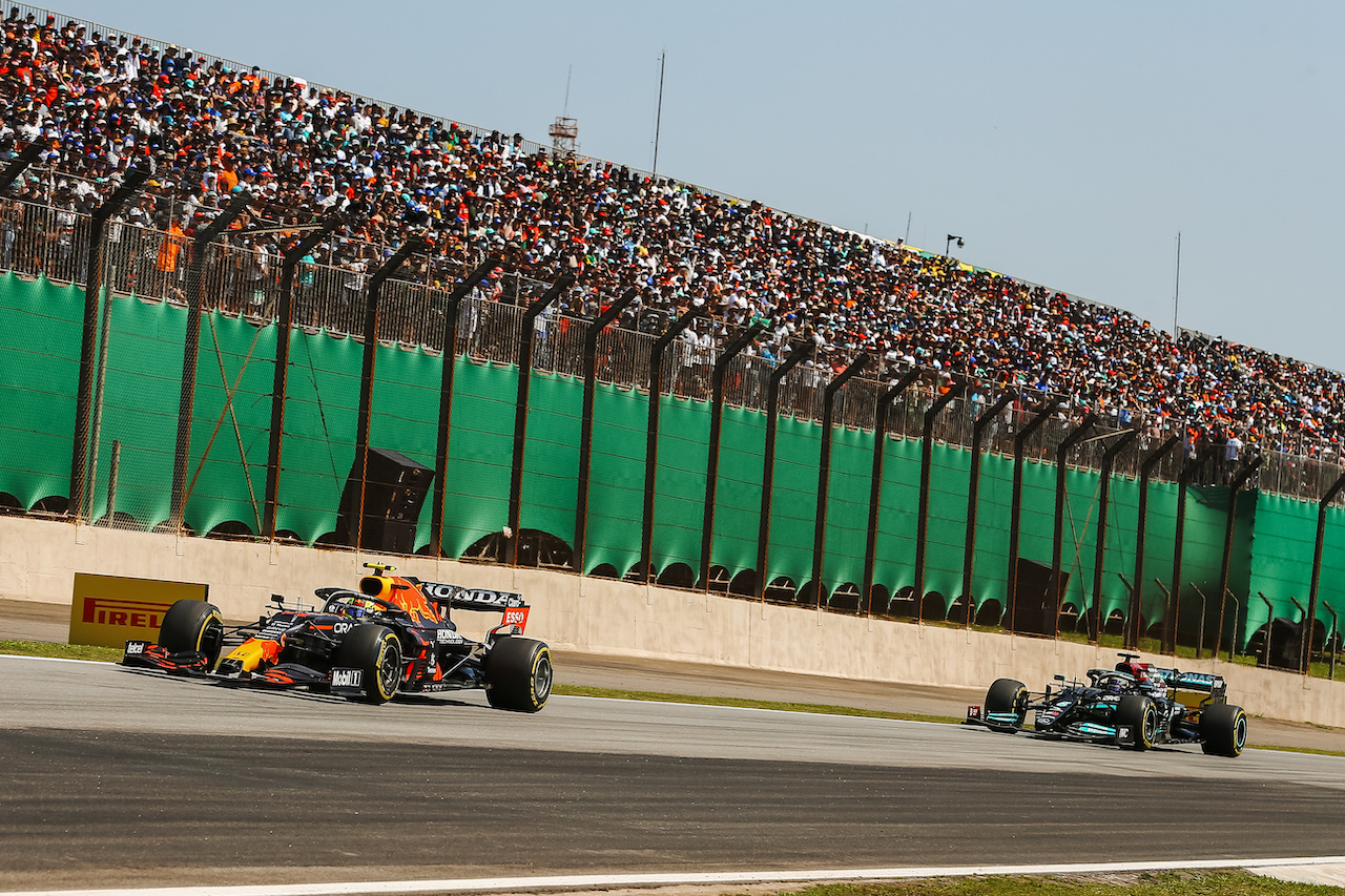 GP SAN PAOLO, Sergio Perez (MEX) Red Bull Racing RB16B.
14.11.2021. Formula 1 World Championship, Rd 19, Brazilian Grand Prix, Sao Paulo, Brazil, Gara Day.
- www.xpbimages.com, EMail: requests@xpbimages.com © Copyright: XPB Images