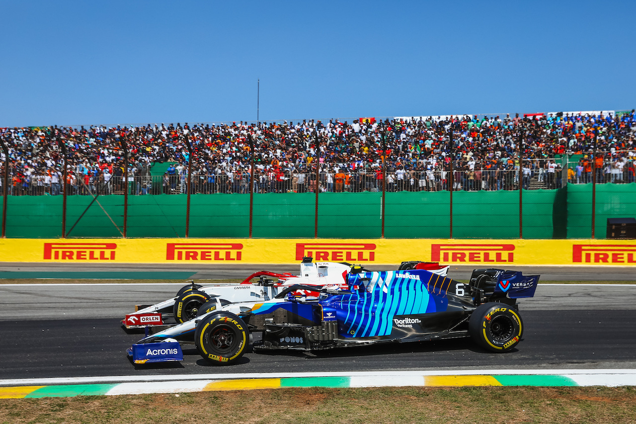 GP SAN PAOLO, Kimi Raikkonen (FIN) Alfa Romeo Racing C41 e Nicholas Latifi (CDN) Williams Racing FW43B battle for position.
14.11.2021. Formula 1 World Championship, Rd 19, Brazilian Grand Prix, Sao Paulo, Brazil, Gara Day.
- www.xpbimages.com, EMail: requests@xpbimages.com © Copyright: XPB Images