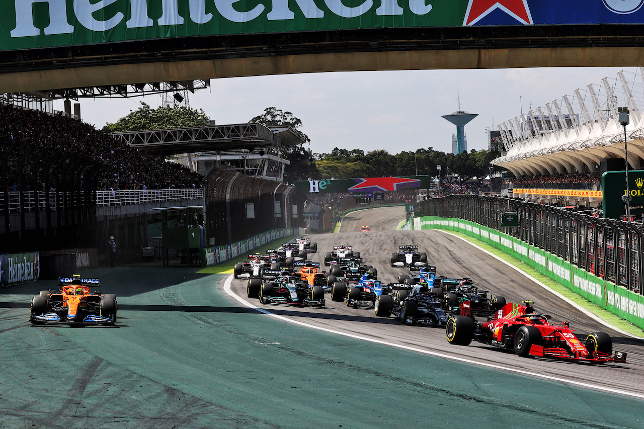 GP SAN PAOLO, Lando Norris (GBR) McLaren MCL35M runs wide with a puncture after contact with Carlos Sainz Jr (ESP) Ferrari SF-21 (Right) at the partenza of the race.
14.11.2021. Formula 1 World Championship, Rd 19, Brazilian Grand Prix, Sao Paulo, Brazil, Gara Day.
- www.xpbimages.com, EMail: requests@xpbimages.com © Copyright: Batchelor / XPB Images