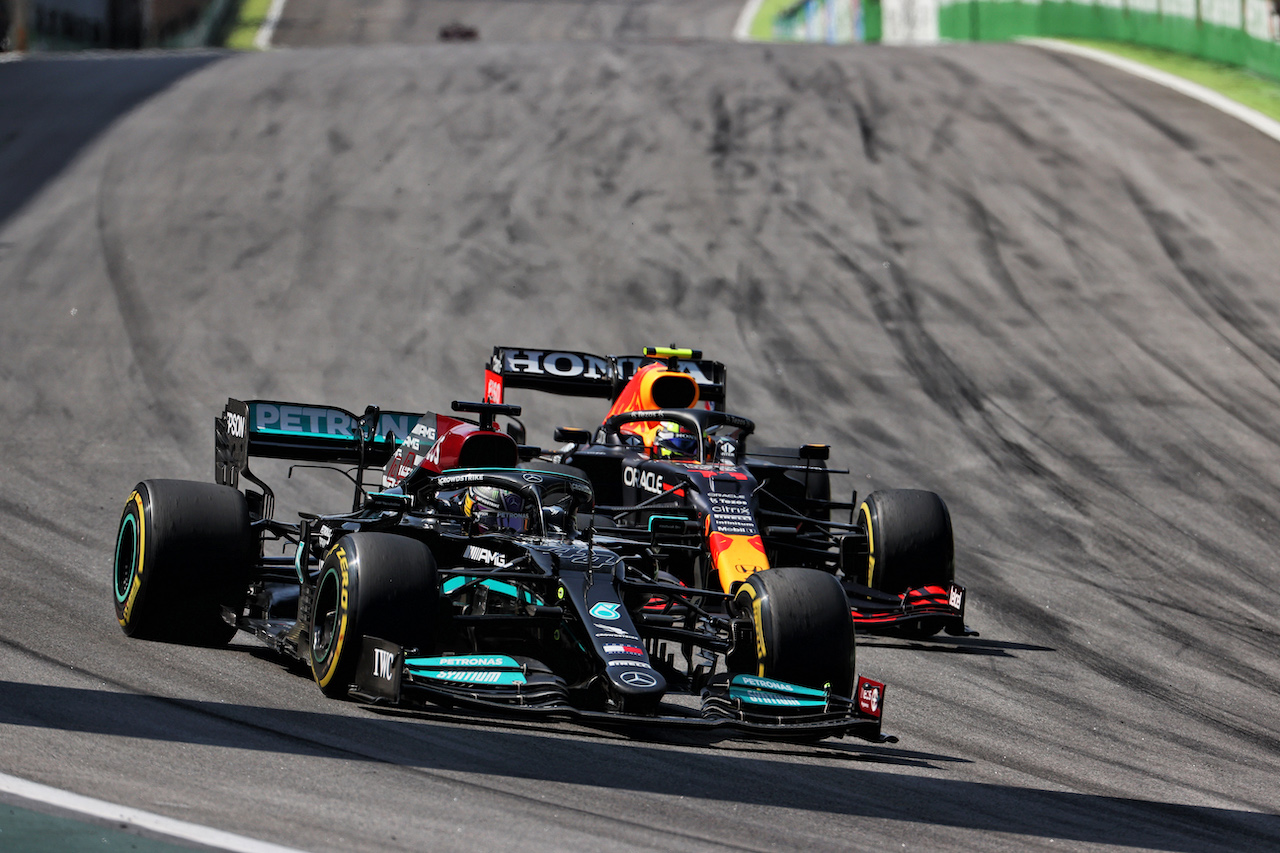 GP SAN PAOLO, (L to R): Lewis Hamilton (GBR) Mercedes AMG F1 W12 e Sergio Perez (MEX) Red Bull Racing RB16B battle for position.
14.11.2021. Formula 1 World Championship, Rd 19, Brazilian Grand Prix, Sao Paulo, Brazil, Gara Day.
- www.xpbimages.com, EMail: requests@xpbimages.com © Copyright: Batchelor / XPB Images