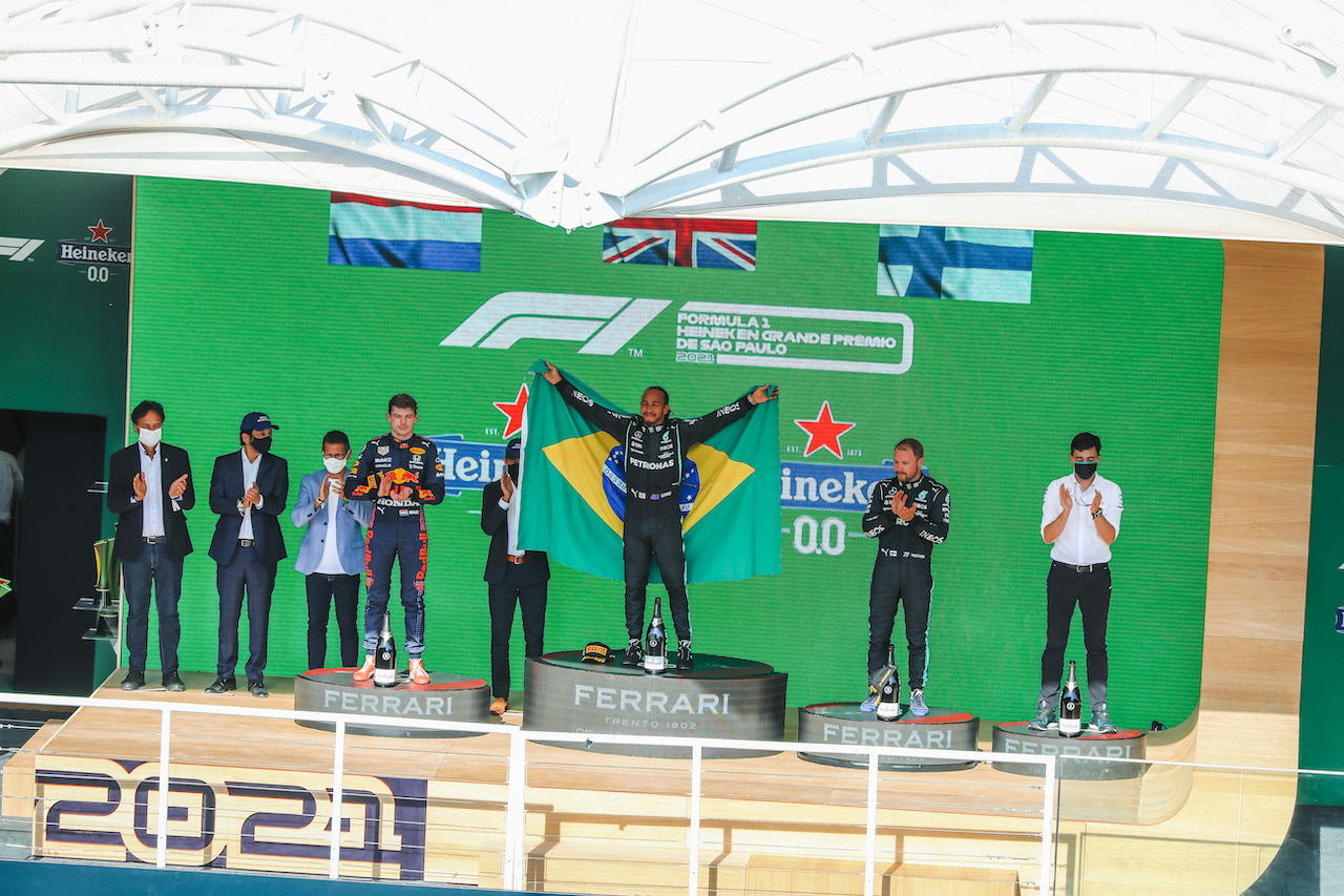 GP SAN PAOLO, The podium (L to R): Max Verstappen (NLD) Red Bull Racing, second; Lewis Hamilton (GBR) Mercedes AMG F1, vincitore; Valtteri Bottas (FIN) Mercedes AMG F1, third; Leonardo Donisete da Silva (BRA) Mercedes AMG F1 Team Strategy Engineer.
14.11.2021. Formula 1 World Championship, Rd 19, Brazilian Grand Prix, Sao Paulo, Brazil, Gara Day.
- www.xpbimages.com, EMail: requests@xpbimages.com © Copyright: XPB Images